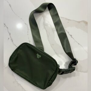 • Aritzia On The Way Exposed Bag •